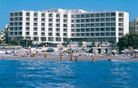 RHODOS 22 Město Rhodos 23 BLUE SKY **** Pěkný hotel přímo na populární městské pláži, jen 10 minut chůze od historického centra města