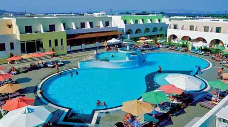 Dva pěkné sladkovodní bazény zasazené v zelené udržované zahradě, dětské bazény a pool bar.