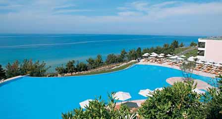 CHALKIDIKI 26 Nea Moudania 27 OCEANIA CLUB ***** Luxusní hotelový komplex, náležející renomovanému řetězci Sani Resort, leží u dlouhé smíšené pláže s místy kamenitým vstupem do vody.