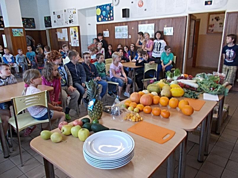 18 Ovoce a zelenina do škol V tomto školním roce byla škola opět zapojena do evropského projektu Ovoce a zelenina do škol, jehož cílem je podpora zdravé výživy a zvýšení spotřeby ovoce a zeleniny.