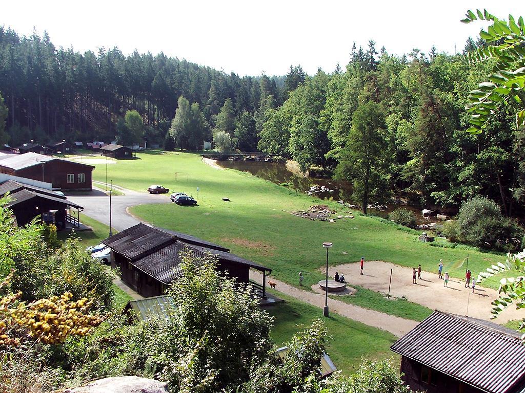 OSTROVEC Jules a Jim, z.ú. RS Spolana Varvažov 397 01 Písek https://www.tabory.cz/ostrovec.html Rekreační středisko Ostrovec se nachází v jižních Čechách a je 20 km vzdáleno od Písku.