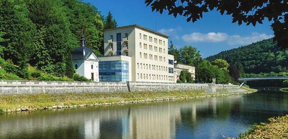 Bečva, který byl postaven ve funkcionalistickém stylu, leží v samotném srdci Lázní Teplice nad Bečvou v údolí Moravské brány na břehu řeky Bečvy.