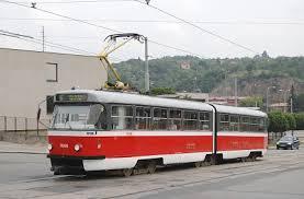 Obr. 2 Obrázek tramvaje typu T3. [] 2.2.2 Tramvajová vozidla kloubová, s kloubem mimo podvozek Další možností pro tramvajové kloubové vozidlo je umístění kloubu mimo podvozek.