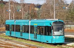 2.4.6 Tříčlánková tramvaj se dvěma krajními články na otočných podvozcích Tento koncept má pod krajními články otočné podvozky a pod středním článkem má umístěné dva jednonápravové podvozky nebo