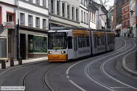2.4.7 Tříčlánková tramvaj se třemi neotočnými podvozky pod každým článkem Tento koncept je také známí jako takzvaná brémská tramvaj.