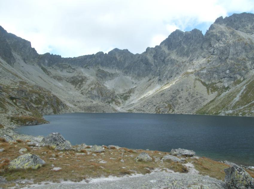 od 16. června do 31. října, a to z důvodu ochrany přírody a častým lavinám v této oblasti. Zdatní turisté mohou od Hincova plesa pokračovat ve výstupu na Koprovský štít (2 367 m n. m.) s kruhovým výhledem (Kele, Lučanský 2001).