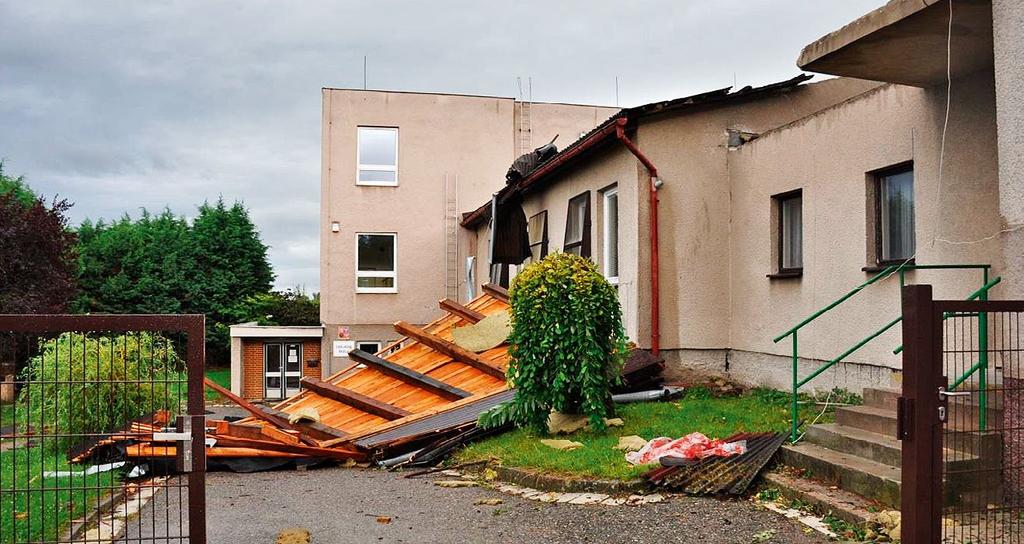 Střecha z tělocvičny a školní kuchyně ZŠ.