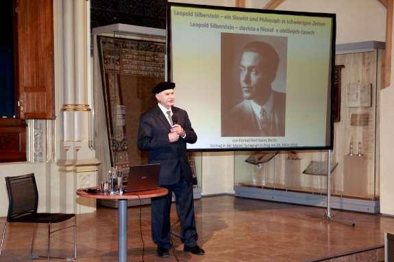 14. 3. Leopold Silberstein, slavista a filosof v obtížných časech, 19:00 Dr. Konrad Herrmann promluvil o Leopoldu Silbersteinovi. L. Silberstein se narodil v Berlíně, kde roku 1922 získal doktorát, mezi jeho vědecké zájmy patřil mimo jiné i vznik Československa.