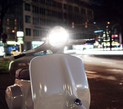 VÝKON NIGHT RACER 50 Havní výhody Technoogie odoná vůči otřesům Až o 50 % více světa 1) Až o 20 m deší kuže světa 1) Moderní design se stříbrným