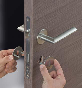 Vhodné klíčové rozety s průchozími podpůrnými noky jsou rovněž k dostání (příprava dveří a montáž viz str. 25).