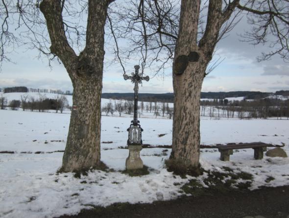 Kamenice nad Lipou, Těmice, Lidmaň, Mnich a Častrov č. 1/18 Křížek u silnice na Novou Ves KŘÍŽ - ZNAMENÍ NADĚJE V naší krajině je vidět mnoho křížů, kapliček a Božích muk.