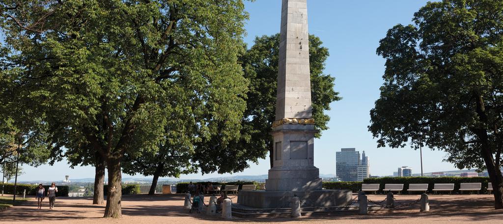 05 Obelisk v Denisových sadech O vznik městského parku s jedinečným výhledem na jihozápadní část Brna se v roce 1814 zasloužil moravský gubernátor hrabě Mitrovský.