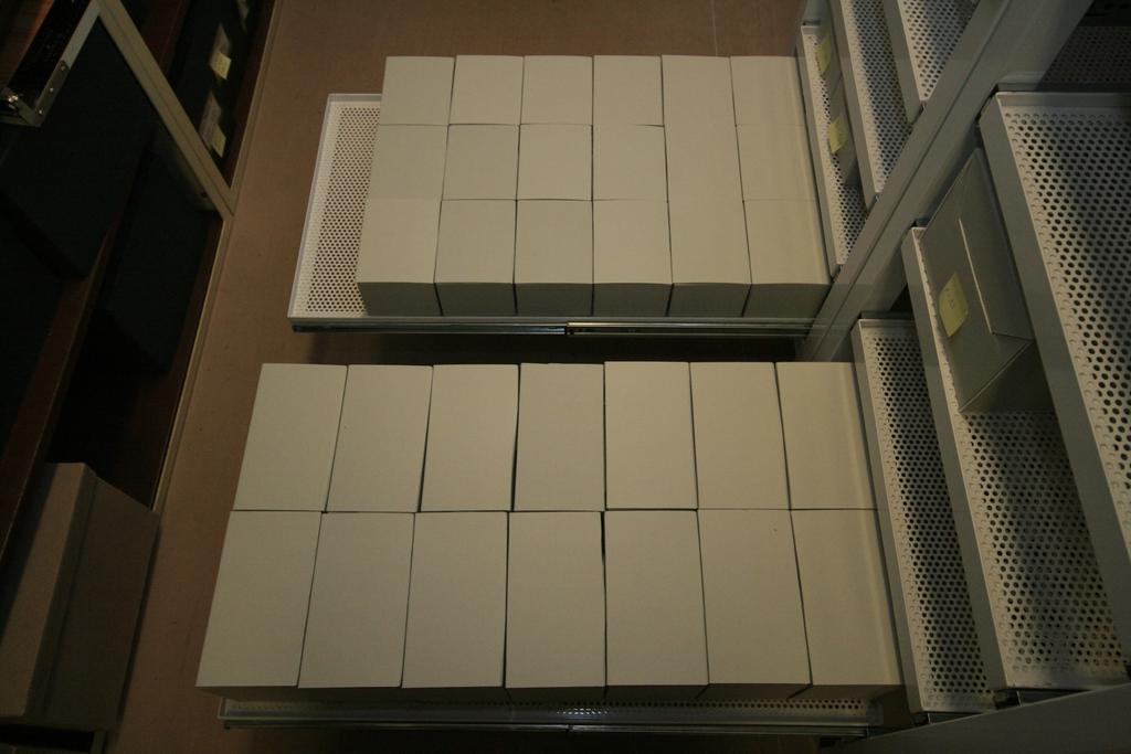 Nové regály - police kapacita jedné police: 14 krabic pro formát 13x18cm (pravý regál), 19 krabic pro formát 10x15cm(levý regál), 21 krabic pro formát