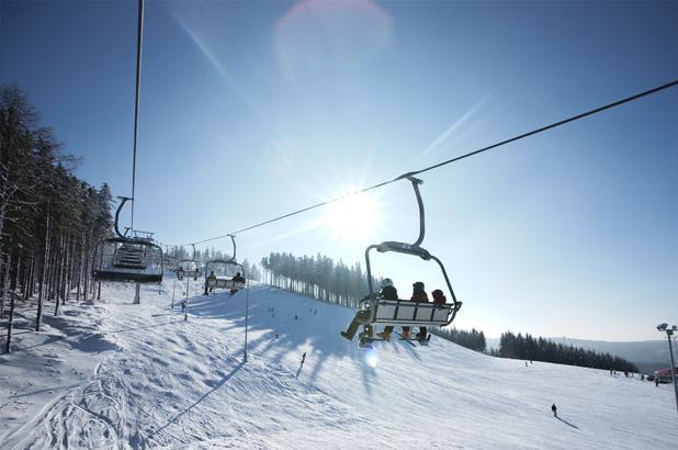 SKI AREÁLY A SJEZDOVKY Ski areál Mladé Buky (5,1 km sjezdovek) o vzdálenost od Hořiček : 25 km o web: http://www.areal-mladebuky.cz/cz/ o GPS: 50.5984514N, 15.