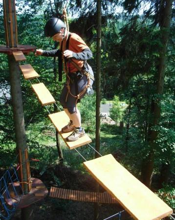 Velký lanový park je jištěn ferratovým systémem, se kterým Vás naučí pracovat naši instruktoři na trenažéru ještě před výstupem do lan.