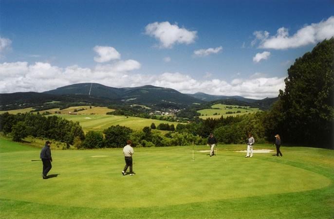 Zahrají si tu dospělí i děti, profesionálové i začátečníci, kteří se mohou přihlásit do golfové školy. Golfové hřiště v Mladých Bukách se může pochlubit jednou z nejkrásnějších vyhlídek v zemi.