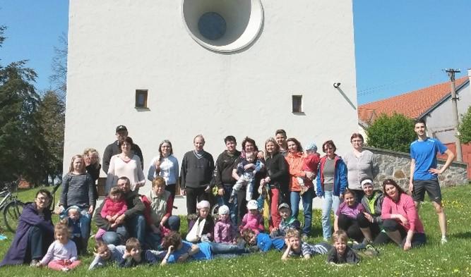 Dětská pouť do Šumné Stránka 5 Sobotní ráno 7. května vyzvalo k účasti na poutní výlet do obce Šumná, jež je druhou nejmladší obcí v okrese Znojmo.