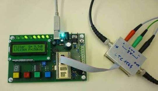 Pro vlastní řízení filtru byl pro vývojový kit s ATmega16 navržen a odladěn software (ukázka zdrojového kódu je v příloze P.