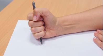 K papíru směřuje šikmo, ale ne kolmo. Prsty by měly být asi 2-3 cm od hrotu psací potřeby. Důležité je, že prsty jsou pokrčeny, ale ne prohnuty.