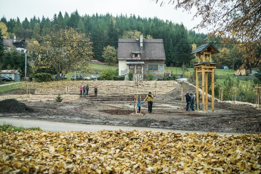 okolí návsi zasazen nový (vánoční) strom a vysazeny další rostliny. Pevně věříme, že se nám otevření 1.