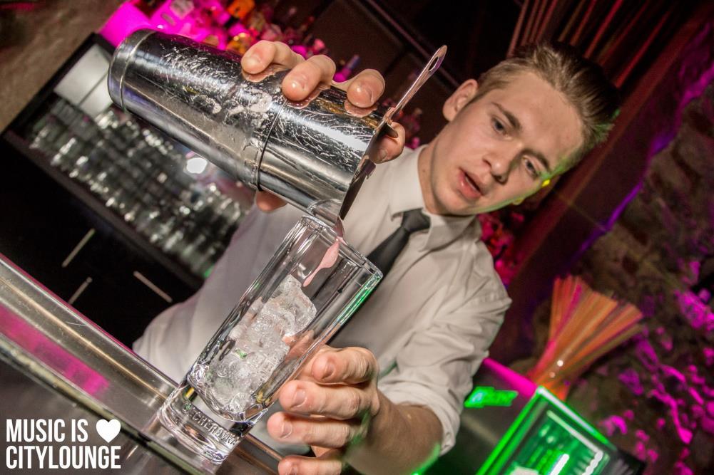 Lukáš Konečný Moderní barman a profesionál, pro nějž je barmanství životním stylem, kterému se věnuje