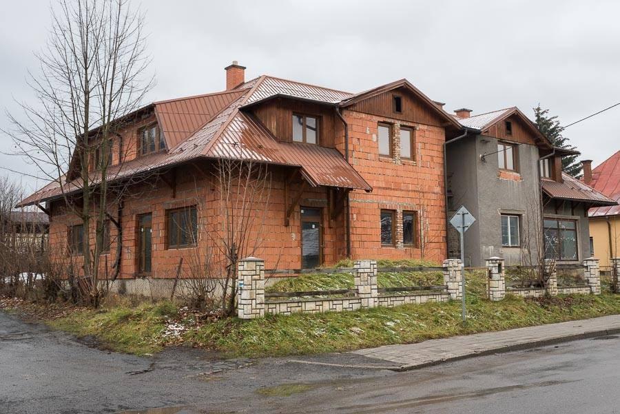 PRAVDY I FÁMY O NOVÉM DOMĚ CHARITY Řeč se mluví, voda teče, říká jedno přísloví a jako ta voda tečou éterem už nějakou dobu zaručené zprávy o tom, jak hrozenkovská Charita koupila dům, který zase