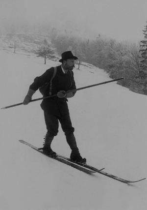 3 TECHNIKA ZJAZDOVÉHO LYŽOVANIA 3.1 Vývoj techniky lyžovania (lyžiarske školy) Nórska škola položila základy vzpriameného postoja pri jazde a techniky otáčania (telemark a kristiánia).