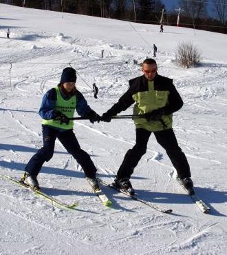 Obr. 8 9 Nácvik lyžiarskych zručností (rozloženie hmotnosti, rovnováha) Základné znaky motorického učenia: