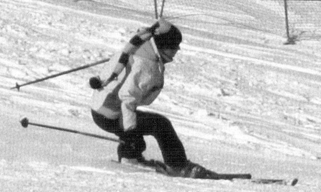 - preklápanie tela do stredu oblúka ( nad vnútornú lyžu) umožní oporu o vonkajšiu lyžu -