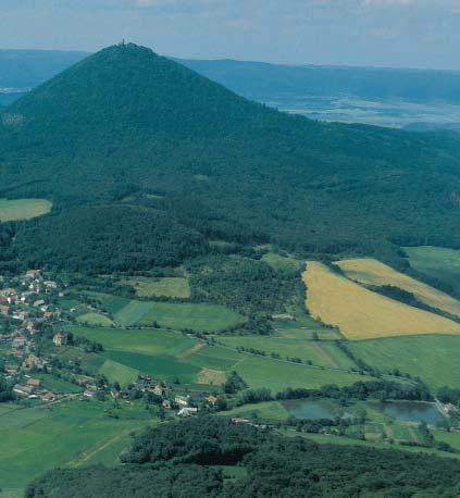 CHKO âeské stfiedohofií hrad odumfiel ch smrãin pfii okrajích CHÚ). POZNÁMKA Mile ovka je dûleïit m turistick m cílem arozhledov m bodem.