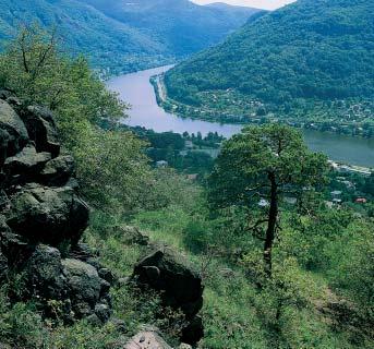 Ústecko GEOLOGIE Ve svahu nad labsk m údolím vystupují dva stupnû (pásma skalek), odpovídající dvûma pfiíkrovûm nefelinického ãediãe, které se stfiídají s polohami tufû.