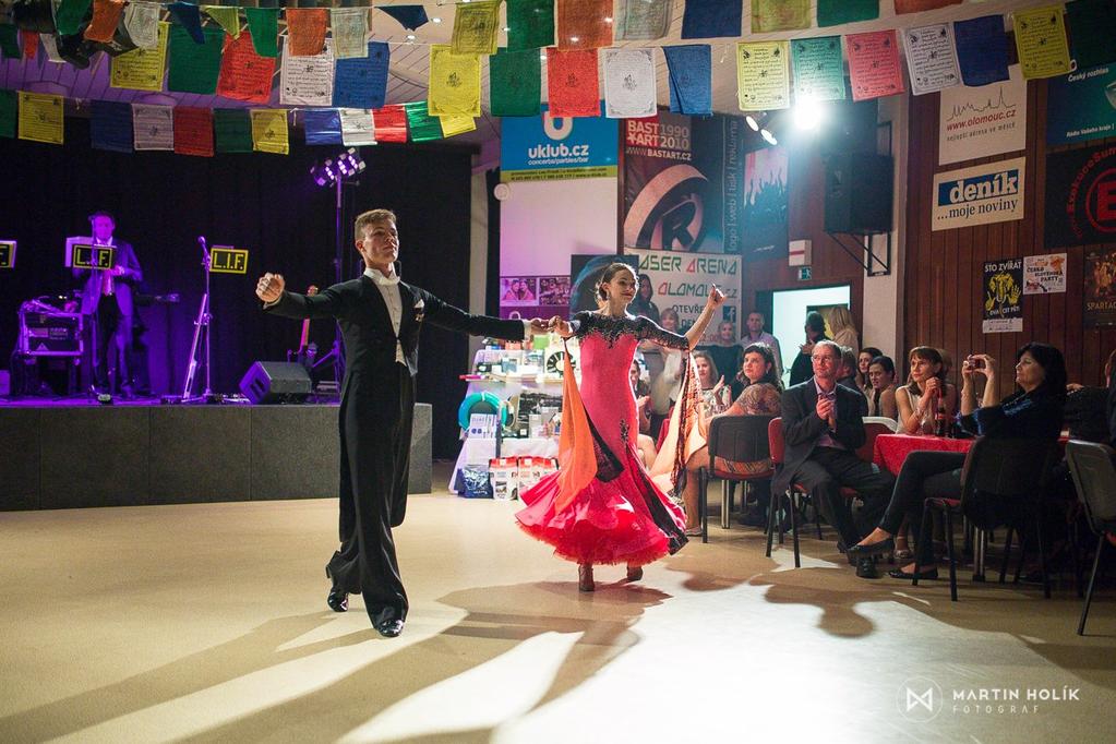 VÝROČNÍ ZPRÁVA 2015 Akce pro veřejnost Taneční večer pro Nepál Taneční večer pro Nepál, kterým ARPOk zahájil v Olomouci plesovou sezónu, se konal už 6. listopadu 2015 v U-klubu.