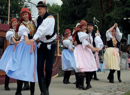 Za dlouhou dobu našeho fungování jsme potkaly mnoho sborů a muzik z širokého okolí.