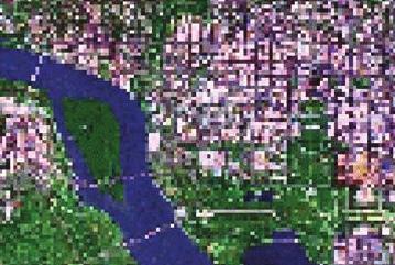 pixel 30x30 m zobrazený na satelitním snímku Výsledná odrazivost pixelu na snímku je směsí odrazivosti všech menších ploch.
