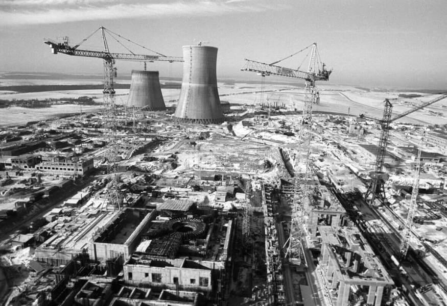 Obrázek 24 - Stavba jaderné elektrárny Dukovany http://iuhli.
