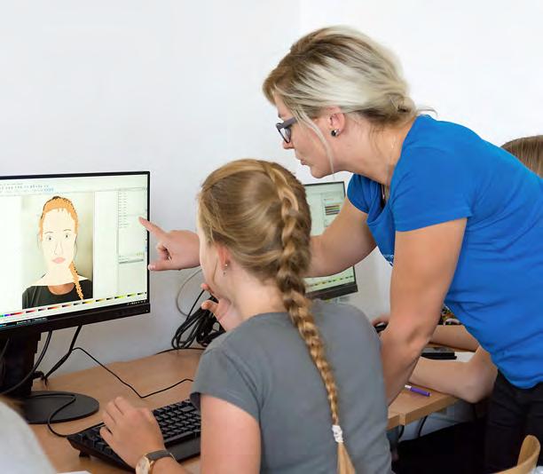 Jsou to i holky, které dokážou pracovat s grafickými programy, testují počítačové hry, programují nebo se starají o data.