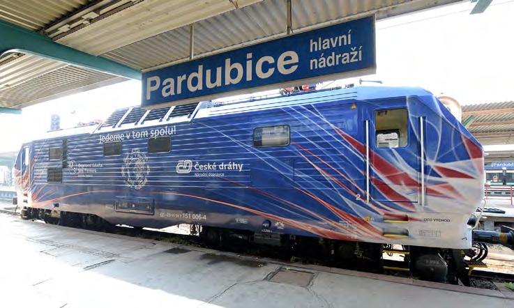 Fakulty budeme hrdě hlásit a najede další miliony kilometrů. V současné době má lokomotiva najeto 8,5 milionu kilometrů. V současné době má lokomotiva najeto 8,5 milionu kilometrů. nápisem Univerzita Pardubice.