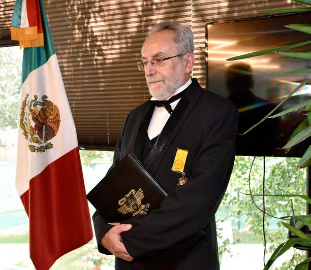 Univerzita Docent Kašpar převzal mexické vyznamenání. A mluví řečí Aztéků Dva Češi obdrželi nejvyšší mexické státní vyznamenání pro cizince Řád aztéckého orla.