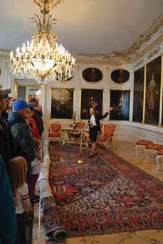 DEN OTEVŘENÝCH DVEŘÍ NA PRAŽSKÉM HRADĚ > Jako již tradičně má i letos veřejnost jedinečnou možnost zdarma navštívit reprezentační prostory Pražského hradu. Den otevřených dveří se uskuteční 16.