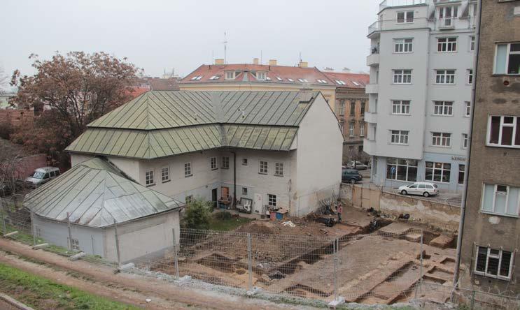 V roce 2014 došlo k vybudování novostavby bytového domu v podstatě na celém půdoryse parcely. Obr. 2. Pohled od západu na parcelu č. 1149/3 v průběhu archeologického výzkumu v roce 2013.