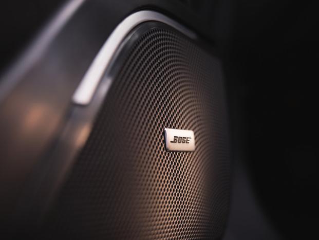 Bose Surround dokonale čistý zvuk Nechte se unášet zvukem nejvyšší kvality díky systému Bose Surround, který byl navržen speciálně pro Renault TALISMAN a zohledňuje akustiku