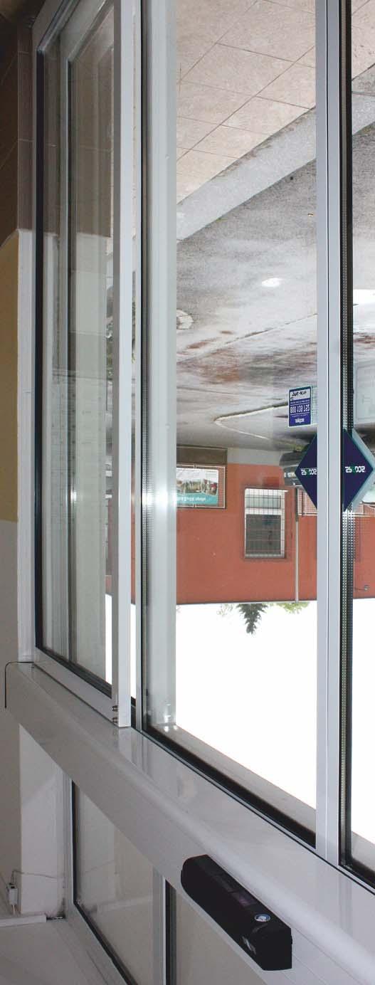 1 Bezpečnost automatických dveří Dle EN 16005 musí automatické dveře zajistit bezpečnost procházejícím osobám a uchránit je před kolizí s posuvným křídlem.