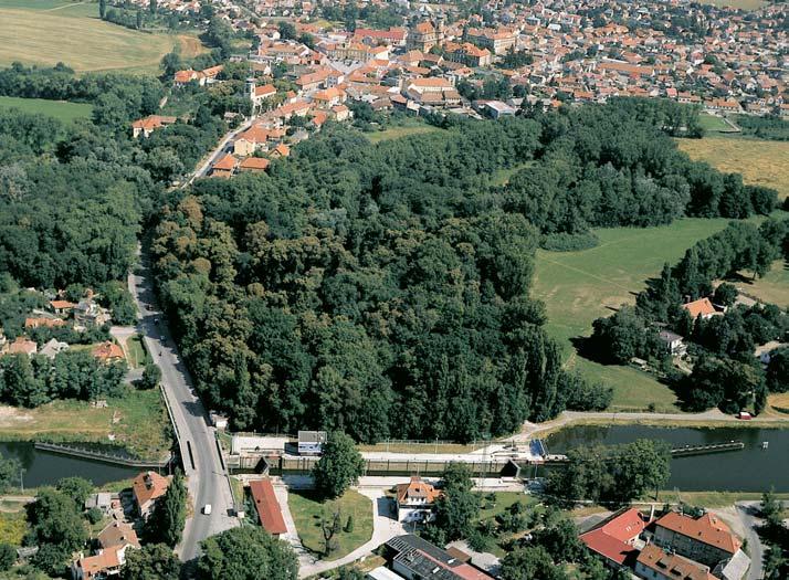 Stfiední âechy 3 GEOLOGIE Nivní hlíny a tûrkopísky nivy Labe leïí v nadloïí kfiídov ch slínovcû (spodní turon).
