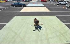 Obrázek 10: Příklad experimentální implementace studených povrchů na parkovišti. (newscenter.lbl.