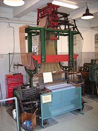 Historie pružné automatizace výrobních strojů 1808 JACQUARD řízení tkalcovských stavů kovovými děrnými štítky 1949 PARSONS (MIT) koncepce NC obr. stroje pro letecký průmysl 1952 1.NCOS (MIT) vert.