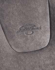 LOGO Logo Laurin & Klement vyšité na operadlách kožených sedadiel je exkluzívnym podpisom.