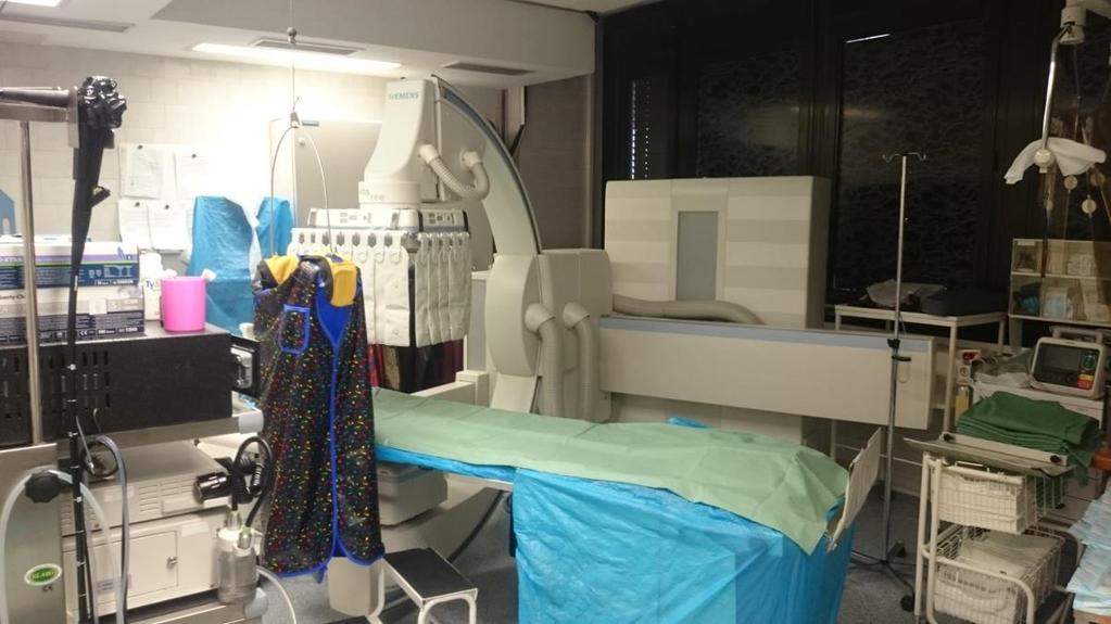 Obrázek 13: Fotografie RTG zařízení (na pravé straně) a endoskopické věže (na levé straně) na vyšetřovně ERCP (Autor fotografie: Vanda Kukačková) Návrh na zlepšení současné situace je částečná