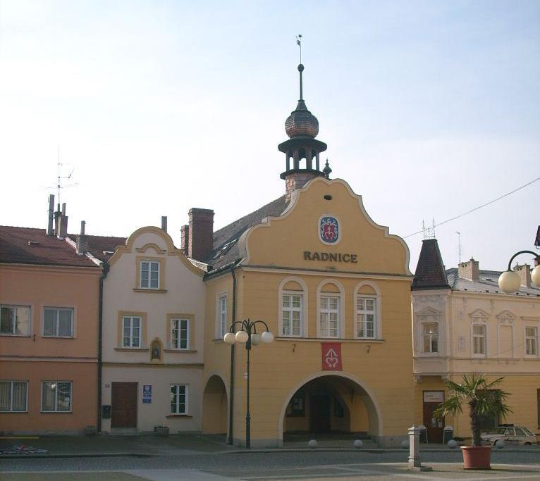 Zámecká 5 malebná barokní architektura z poloviny 18. století s typickým štítem a šindelovou střechou. Součást historické zástavby městského jádra. Zděný omítnutý jednopatrový dům z poloviny 18.