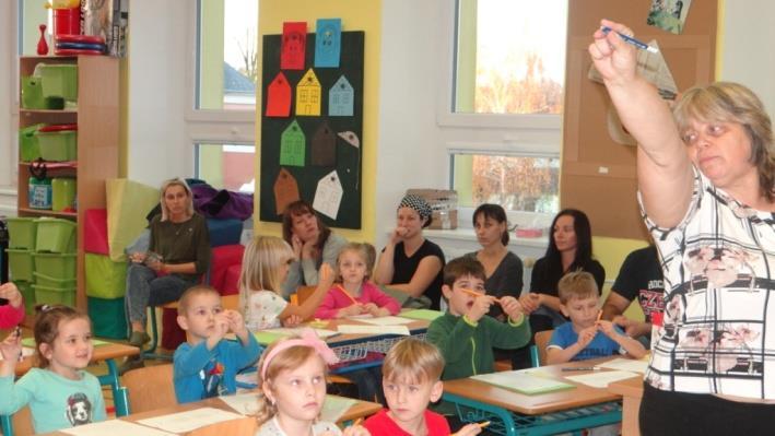 Každá třída měla svůj halloweenský program, učení podle čarodějnických učebnic, halloweenské písničky, říkanky, domina a křížovky. K tomuto dni vyšlo také další číslo školního časopisu Počteníčko.