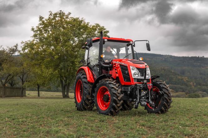 Nový traktor zákazníkům přináší komfortnější a sofistikovanější řešení ve srovnání s předchozím modelem.